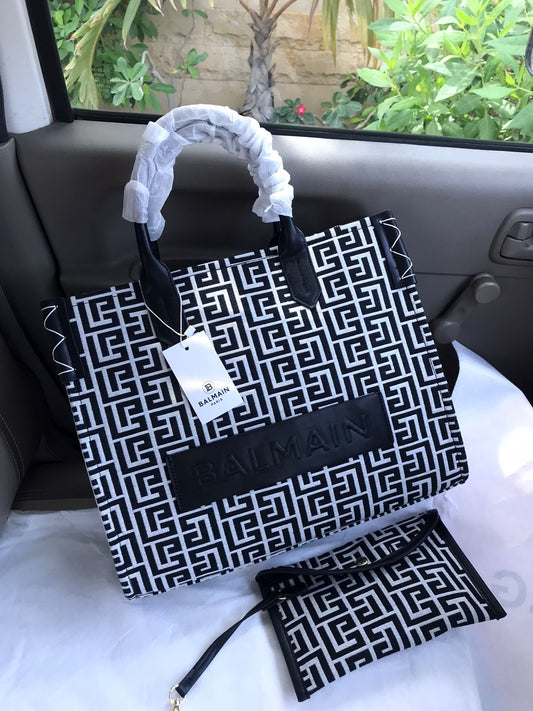 Luxurious Shoulder Bag Duo: Effortless Elegance in Complete Brand Packaging